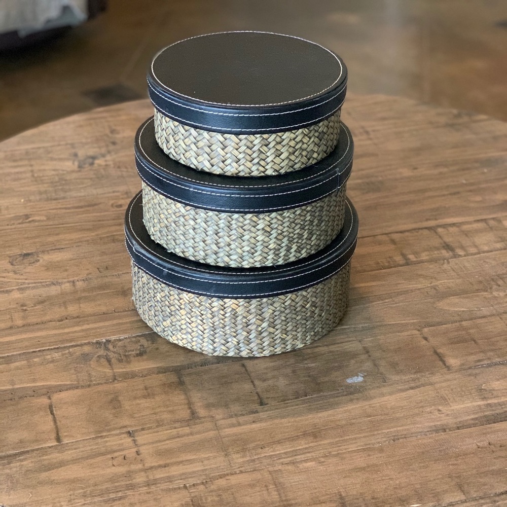 Nesting or stacking round boxes